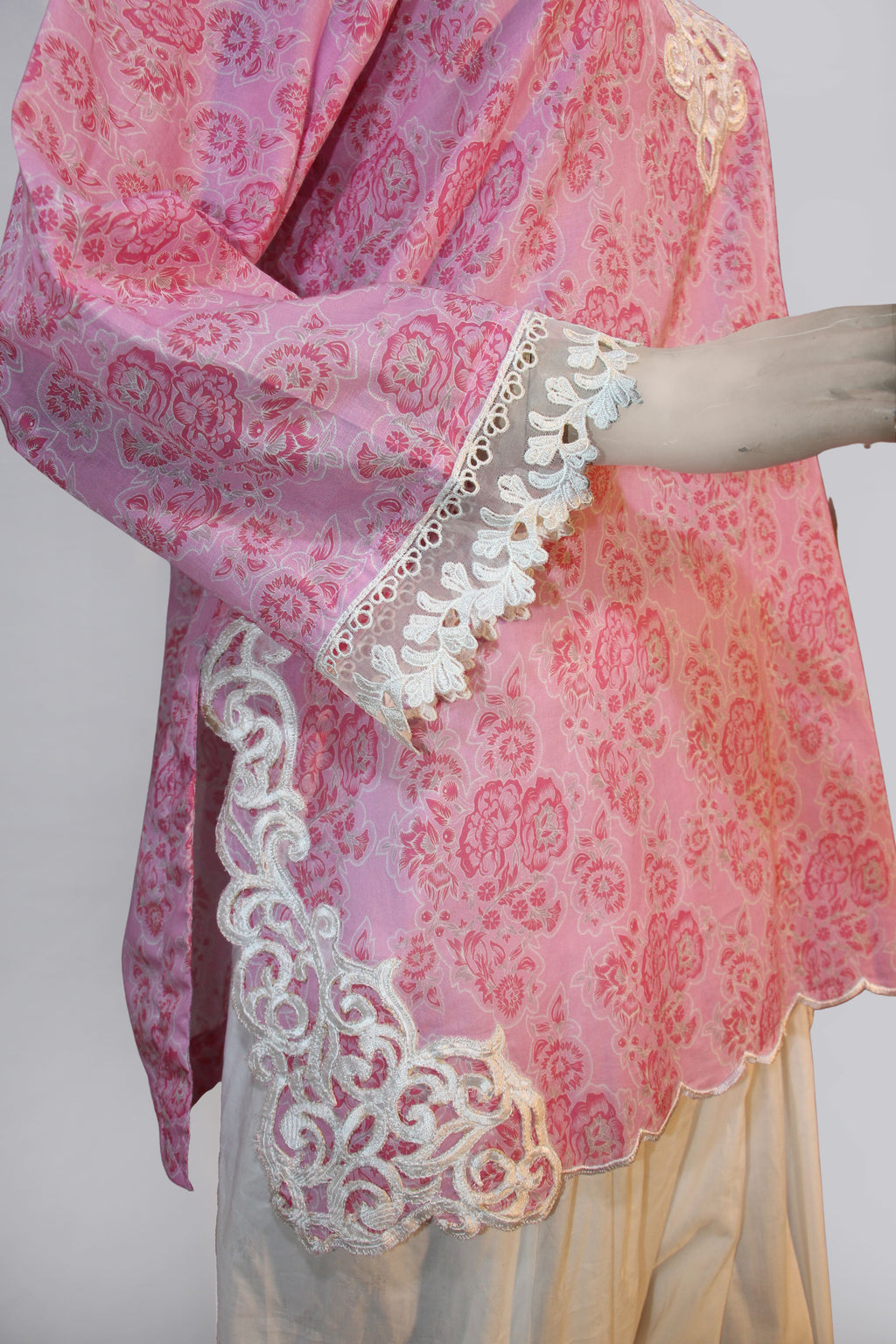 Zeb e Gul – Gulabi Shaam | Lace-Yoke Printed Lawn 2-Piece Suit