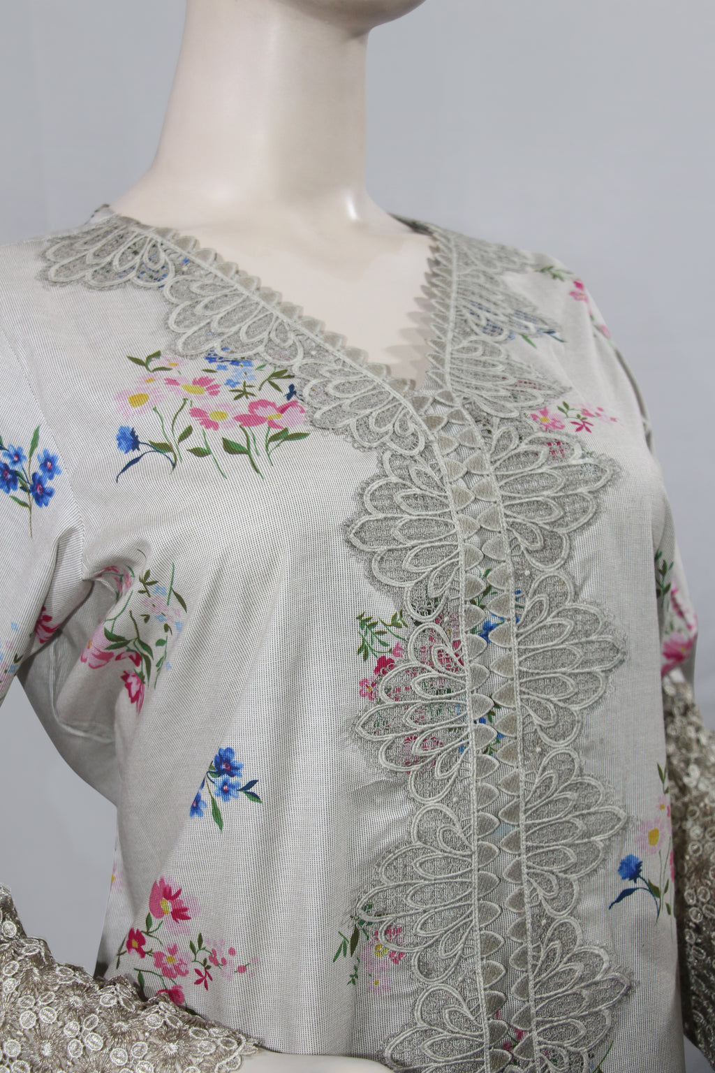 Zeb e Gul – Simaabi Gulzar | Lace-Yoke Floral Lawn 2-Piece Suit