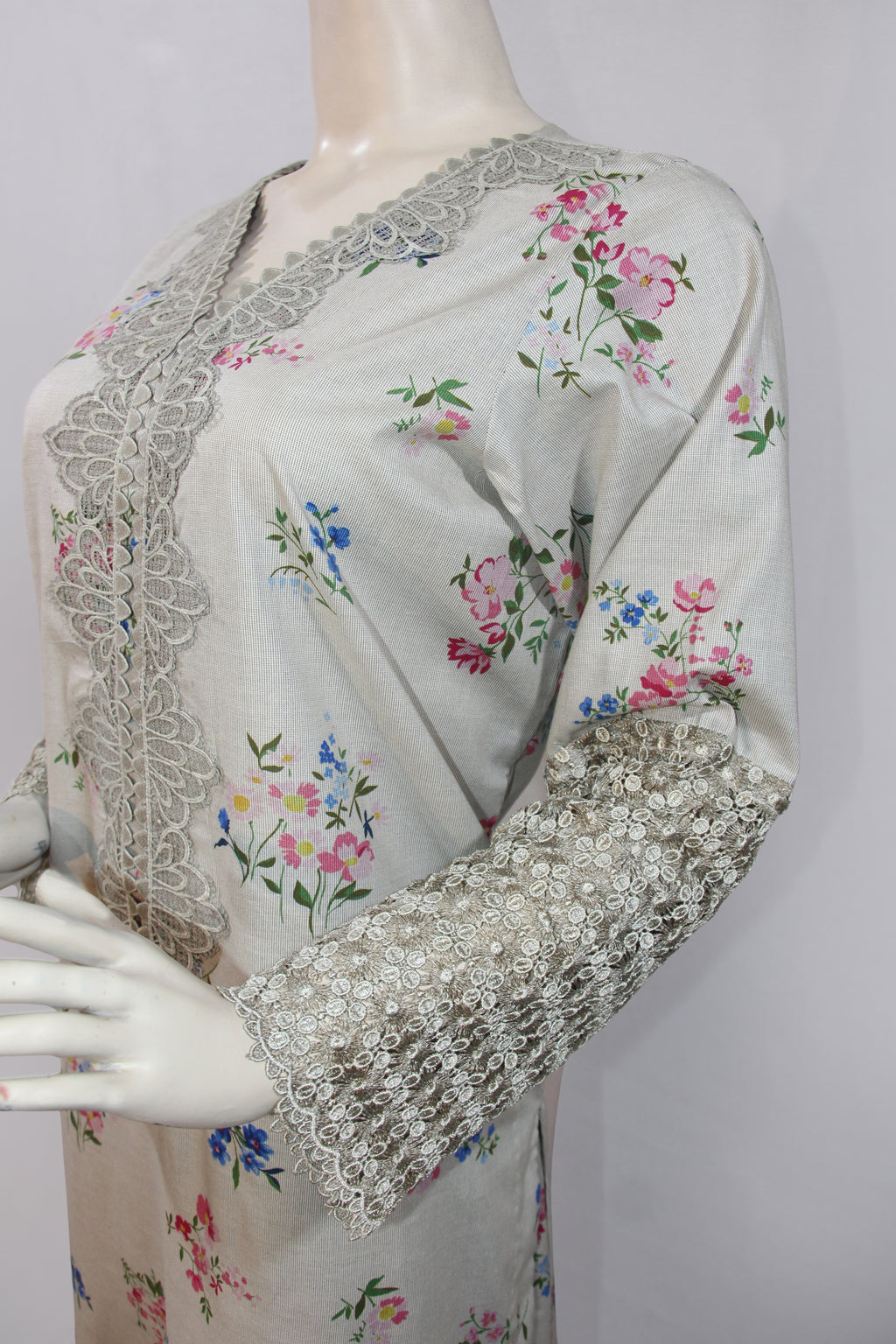 Zeb e Gul – Simaabi Gulzar | Lace-Yoke Floral Lawn 2-Piece Suit