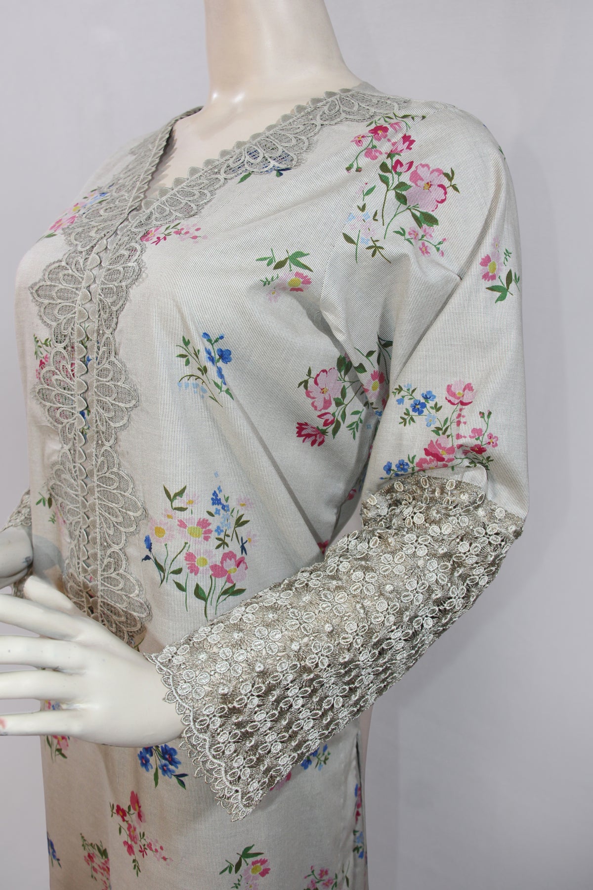 Zeb e Gul – Simaabi Gulzar | Lace-Yoke Floral Lawn 2-Piece Suit