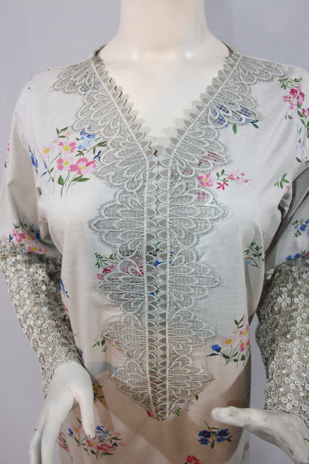 Zeb e Gul – Simaabi Gulzar | Lace-Yoke Floral Lawn 2-Piece Suit