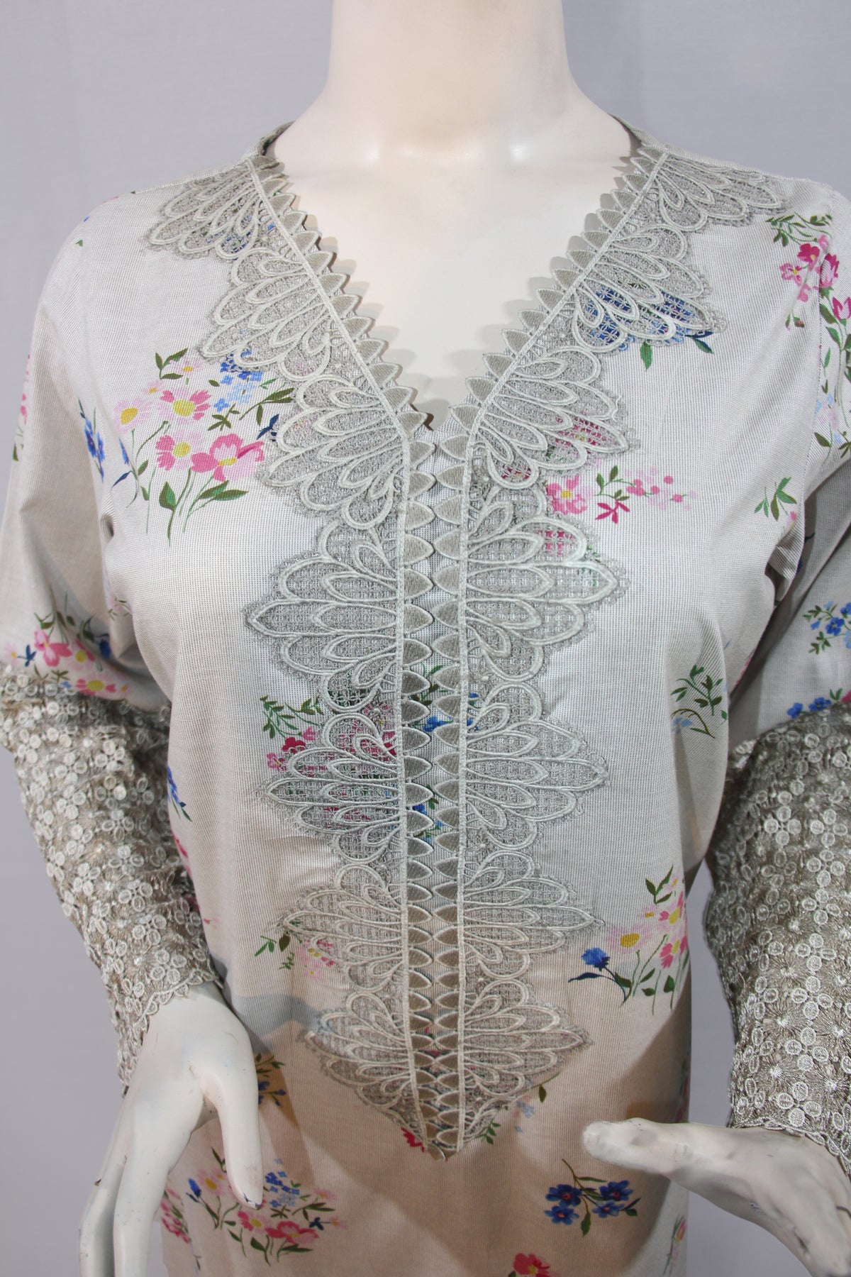 Zeb e Gul – Simaabi Gulzar | Lace-Yoke Floral Lawn 2-Piece Suit