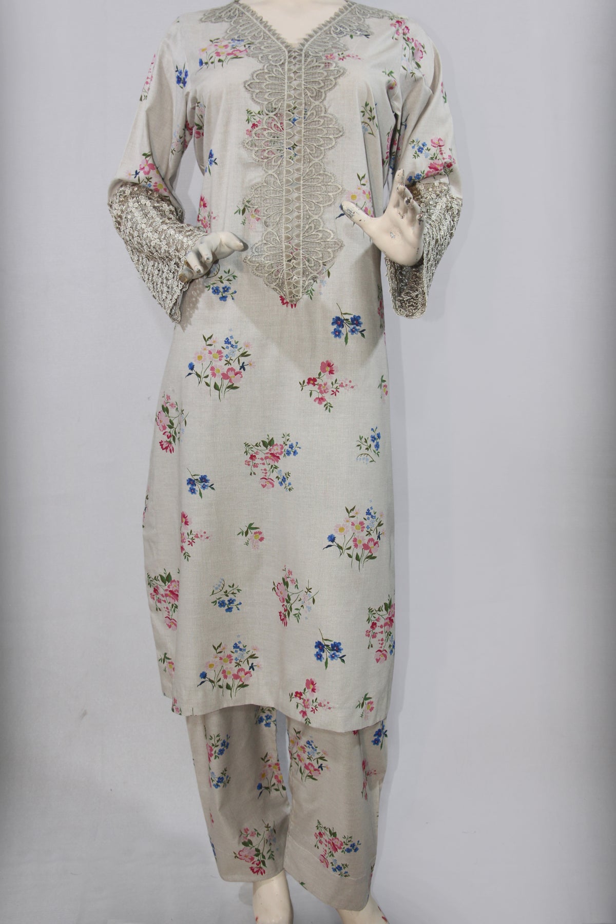 Zeb e Gul – Simaabi Gulzar | Lace-Yoke Floral Lawn 2-Piece Suit
